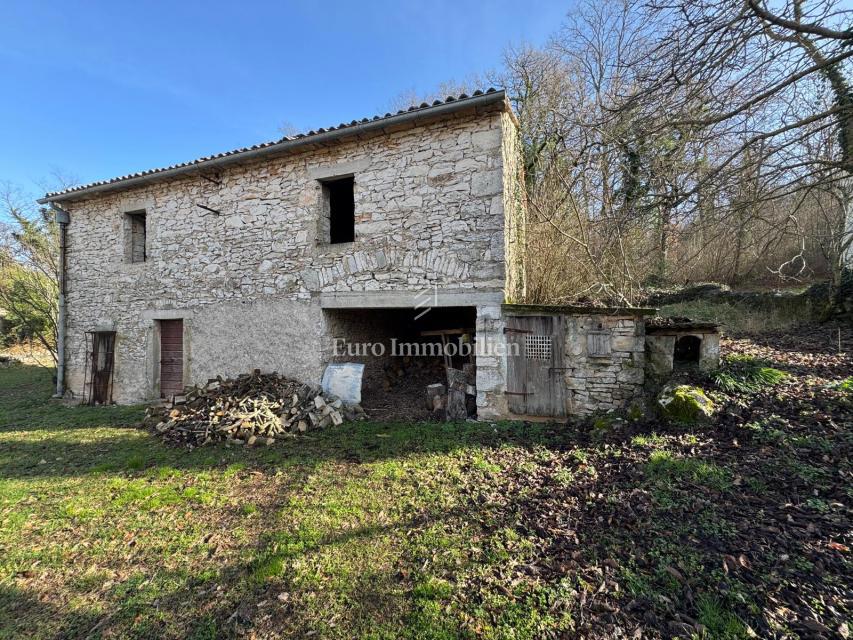 Labin - casa bifamiliare in pietra con potenziale
