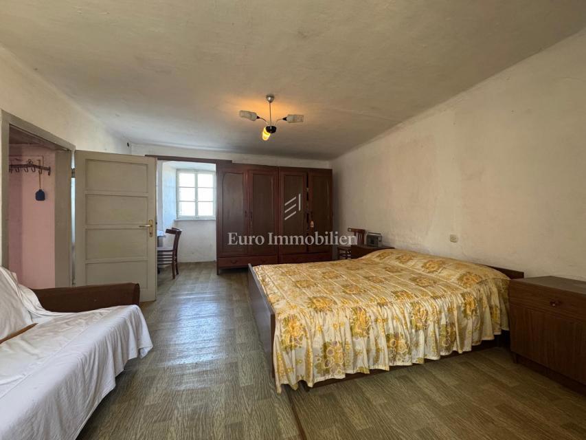 Labin - casa bifamiliare in pietra con potenziale