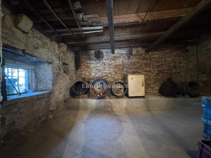 Labin - casa bifamiliare in pietra con potenziale