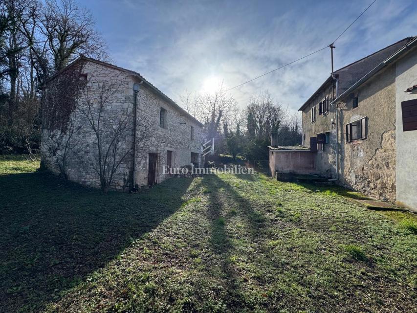 Labin - casa bifamiliare in pietra con potenziale