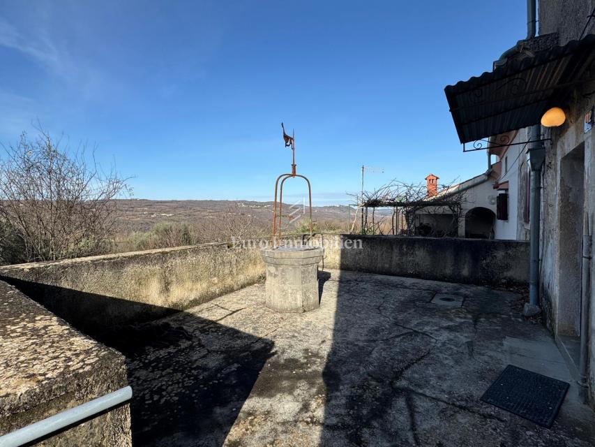 Labin - casa bifamiliare in pietra con potenziale