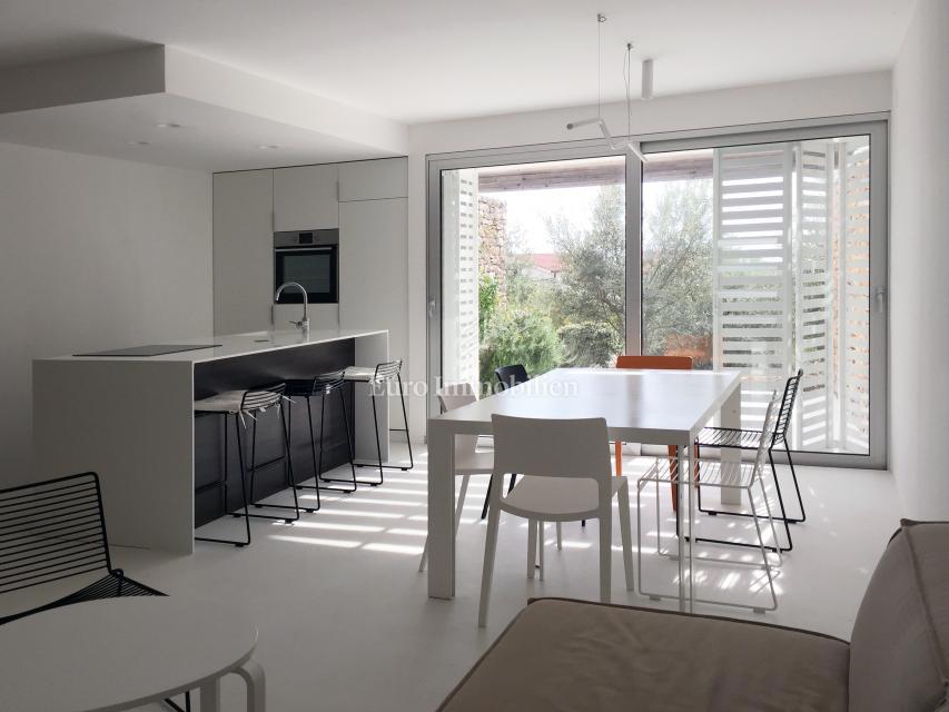 Città di Krk, appartamento duplex arredato con giardino