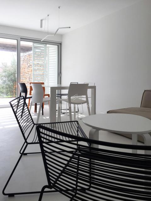 Città di Krk, appartamento duplex arredato con giardino