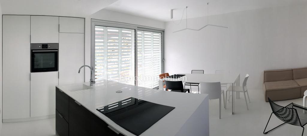 Città di Krk, appartamento duplex arredato con giardino