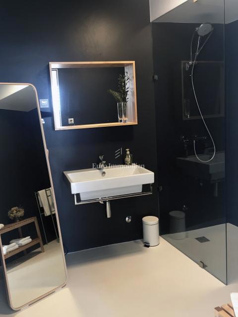 Città di Krk, appartamento duplex arredato con giardino