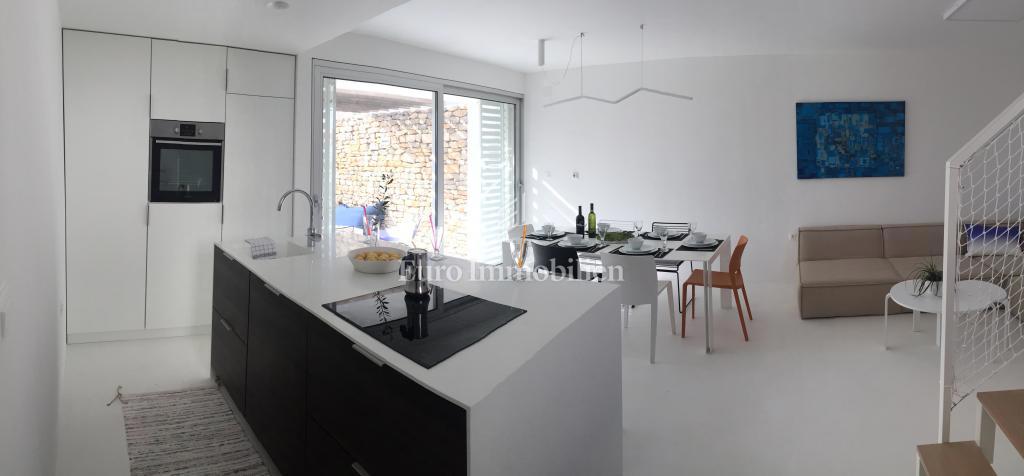 Città di Krk, appartamento duplex arredato con giardino