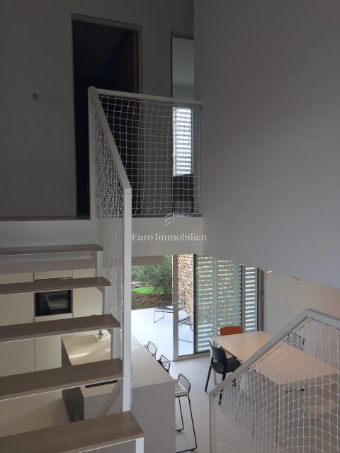 Città di Krk, appartamento duplex arredato con giardino