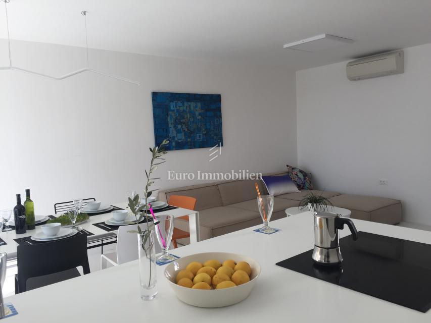 Città di Krk, appartamento duplex arredato con giardino