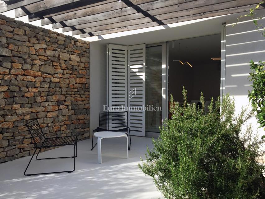 Città di Krk, appartamento duplex arredato con giardino