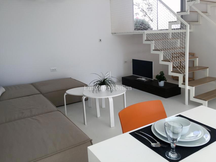 Città di Krk, appartamento duplex arredato con giardino