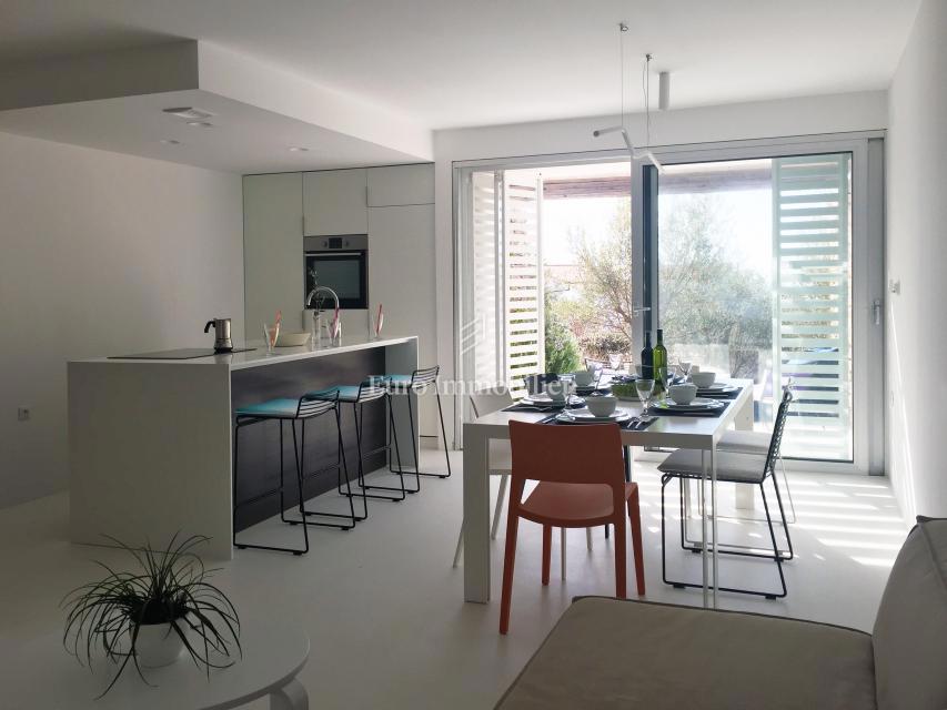 Città di Krk, appartamento duplex arredato con giardino