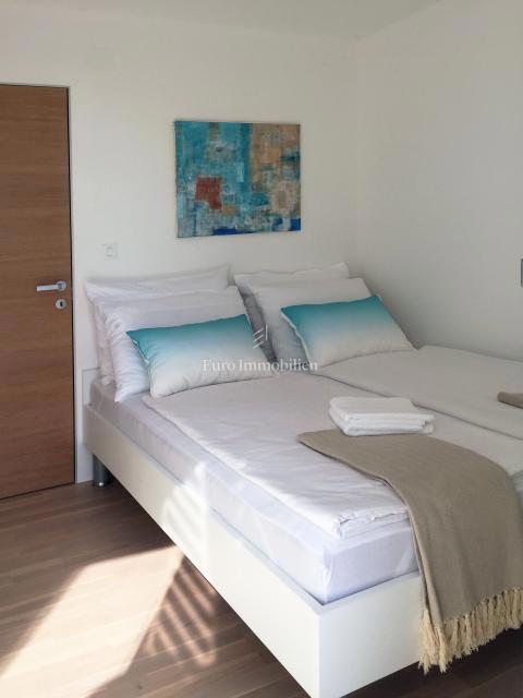 Città di Krk, appartamento duplex arredato con giardino