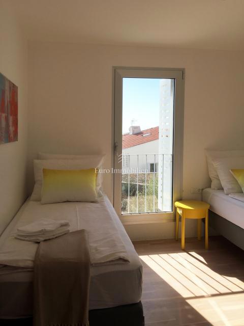 Città di Krk, appartamento duplex arredato con giardino