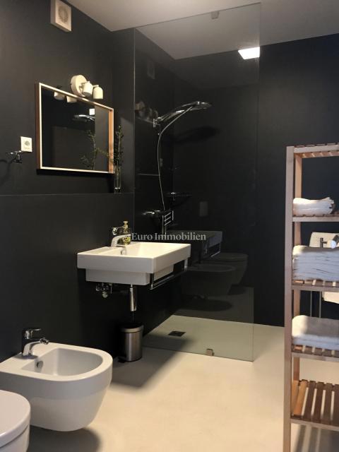 Città di Krk, appartamento duplex arredato con giardino