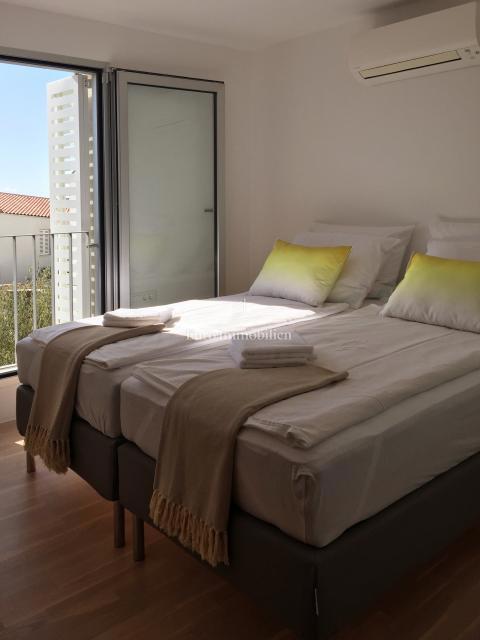 Città di Krk, appartamento duplex arredato con giardino