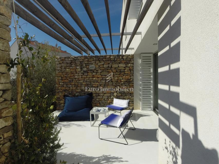 Città di Krk, appartamento duplex arredato con giardino