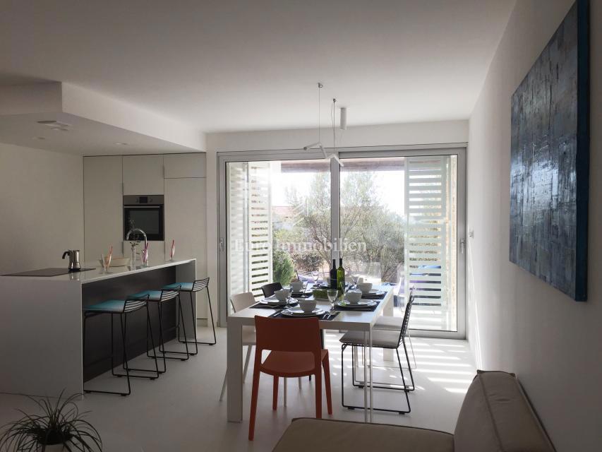 Città di Krk, appartamento duplex arredato con giardino