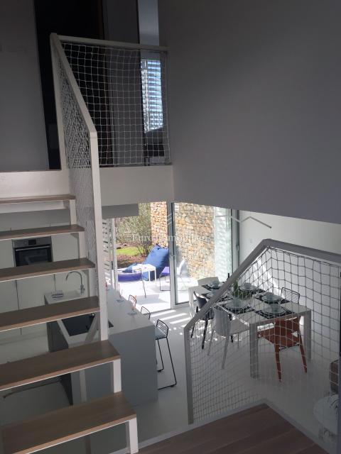 Città di Krk, appartamento duplex arredato con giardino