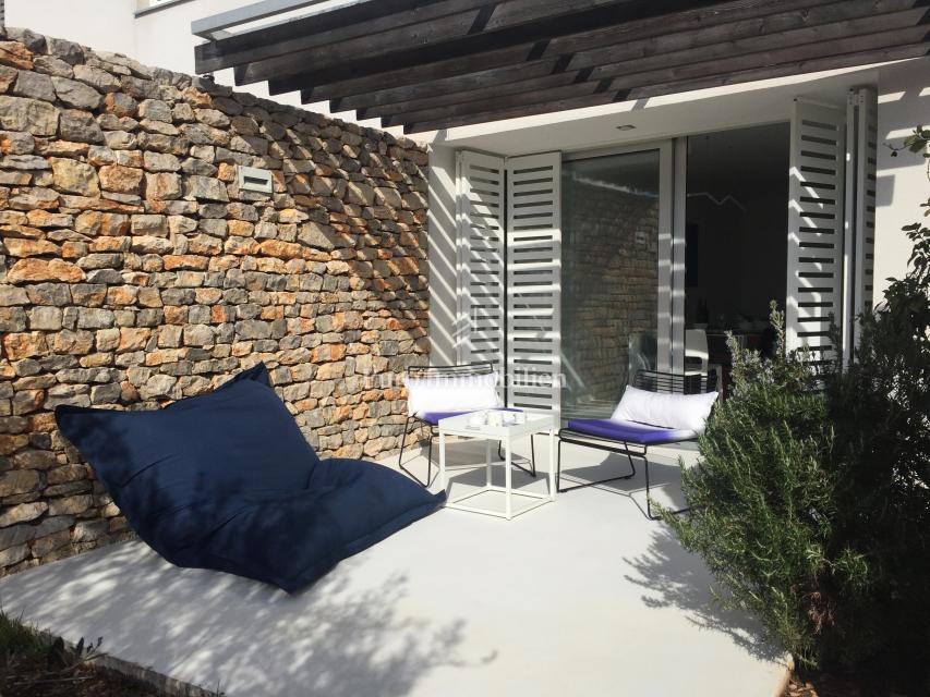 Città di Krk, appartamento duplex arredato con giardino