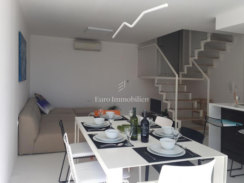 Città di Krk, appartamento duplex arredato con giardino