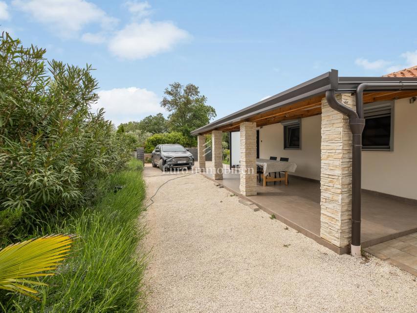 Peroj - casa con giardino e garage