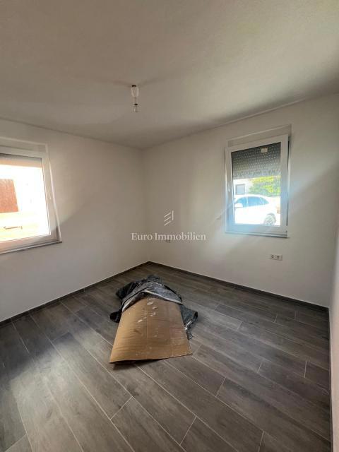 Vir-Zadar - appartamento con giardino vicino al mare