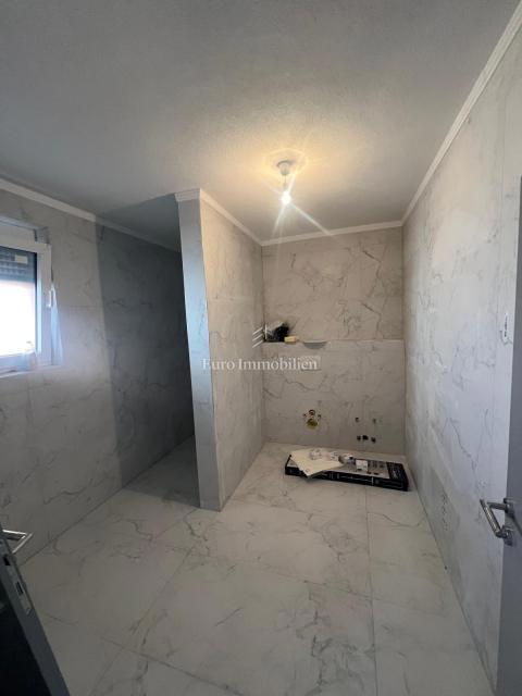 Vir-Zadar - appartamento con giardino vicino al mare