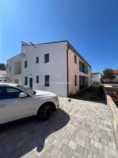 Vir-Zadar - appartamento con giardino vicino al mare