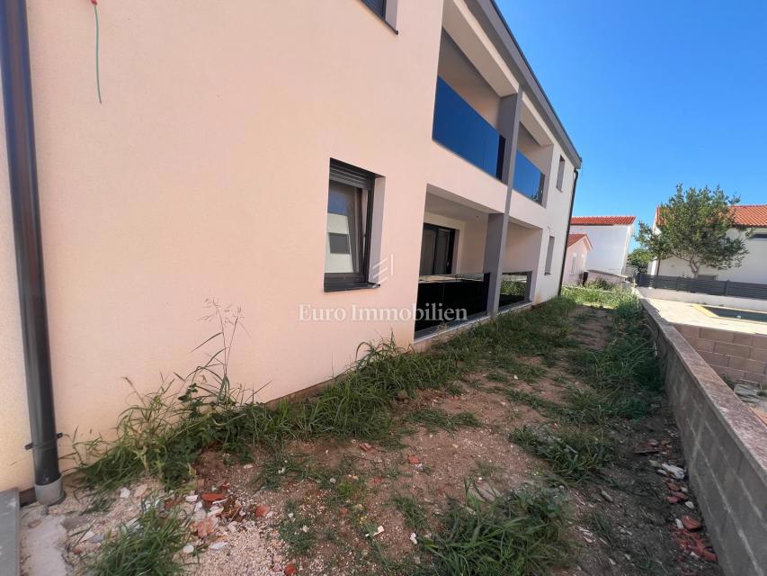 Vir-Zadar - appartamento con giardino vicino al mare