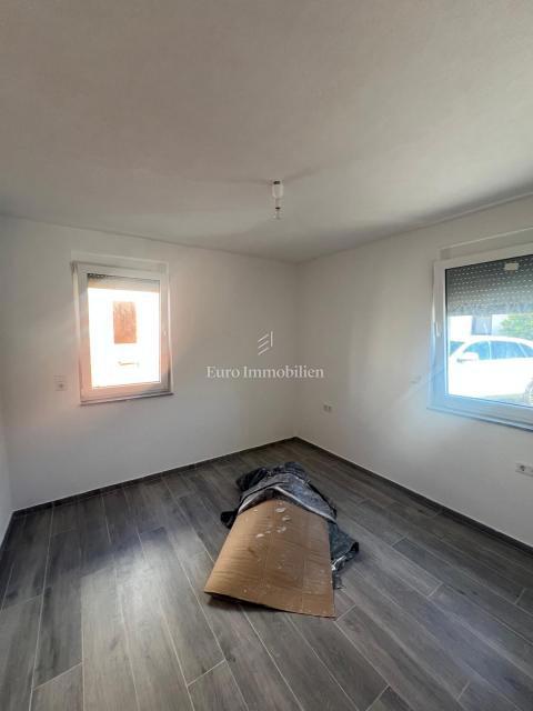 Vir-Zadar - appartamento con giardino vicino al mare