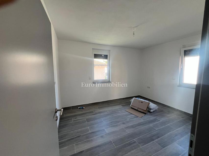 Vir-Zadar - appartamento con giardino vicino al mare