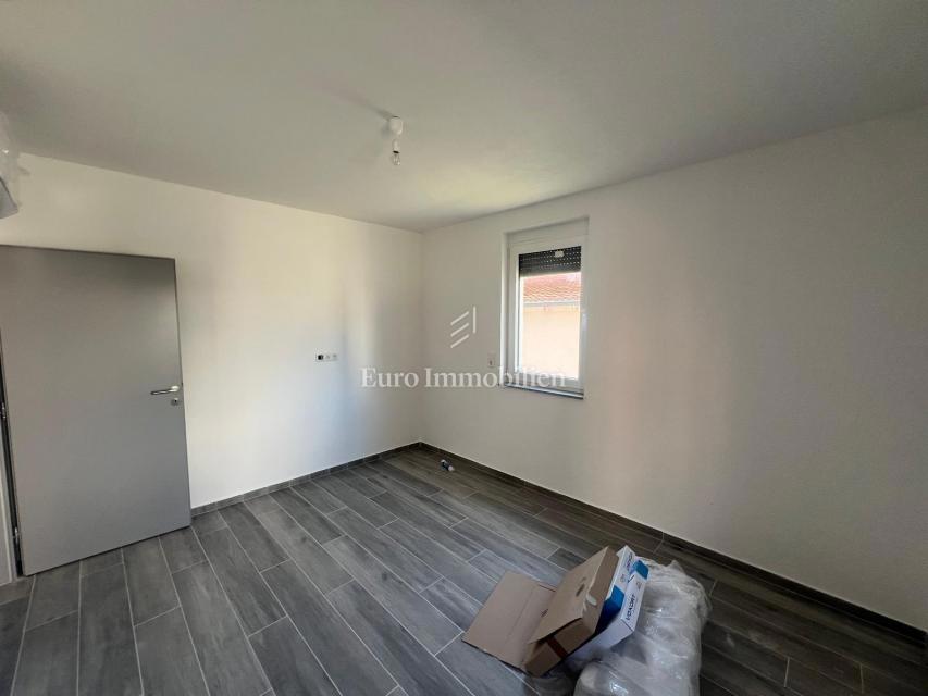 Vir-Zadar - appartamento con giardino vicino al mare