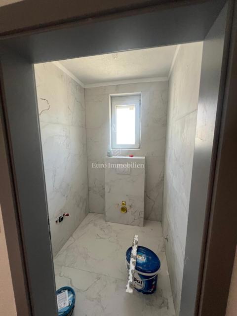 Vir-Zadar - appartamento con giardino vicino al mare