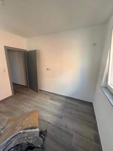 Vir-Zadar - appartamento con giardino vicino al mare