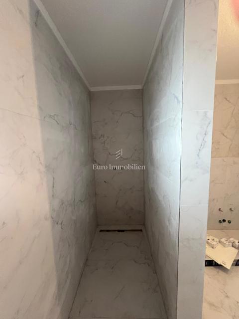 Vir-Zadar - appartamento con giardino vicino al mare