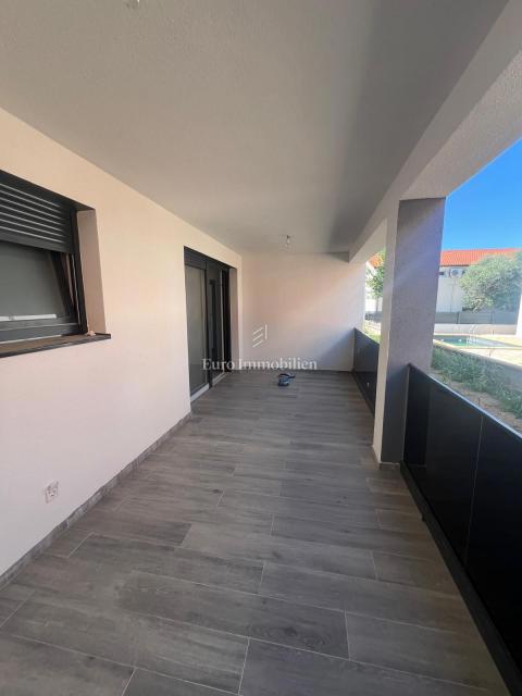 Vir-Zadar - appartamento con giardino vicino al mare