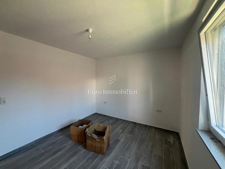 Vir-Zadar - appartamento con giardino vicino al mare