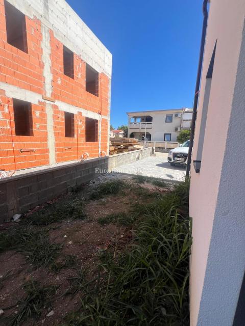 Vir-Zadar - appartamento con giardino vicino al mare