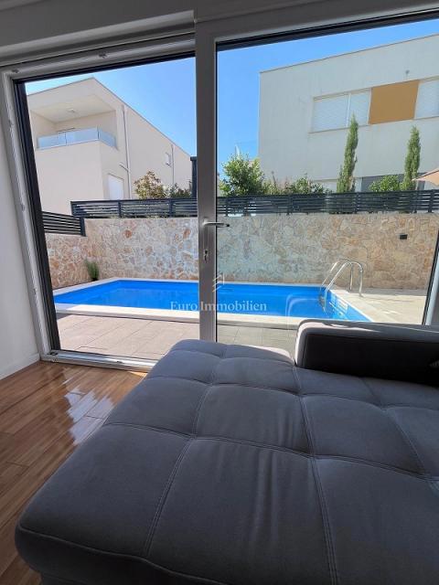 Novalja - appartamento con giardino e piscina