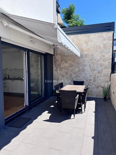 Novalja - appartamento con giardino e piscina