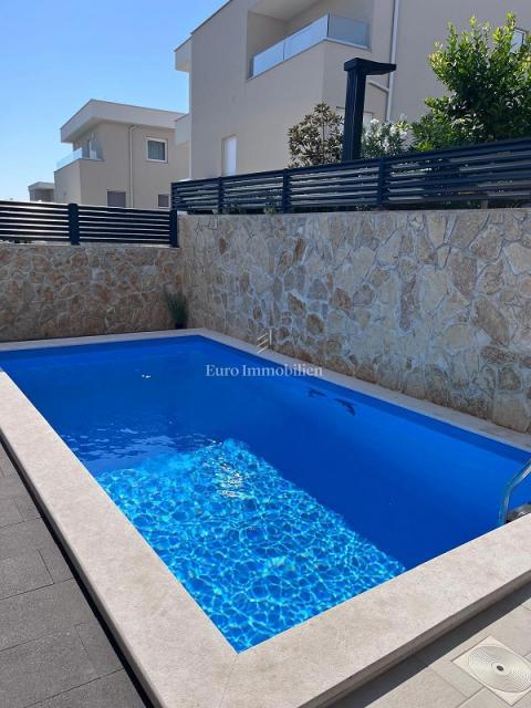 Novalja - appartamento con giardino e piscina