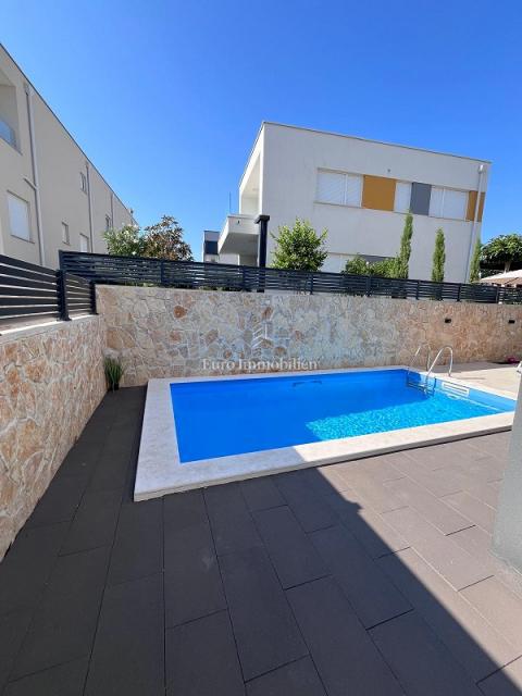 Novalja - appartamento con giardino e piscina
