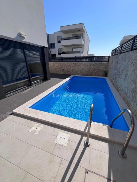Novalja - appartamento con giardino e piscina