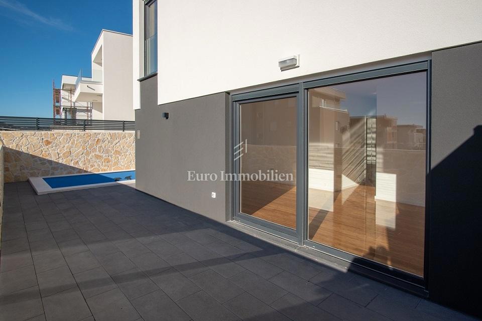 Novalja - appartamento con giardino e piscina