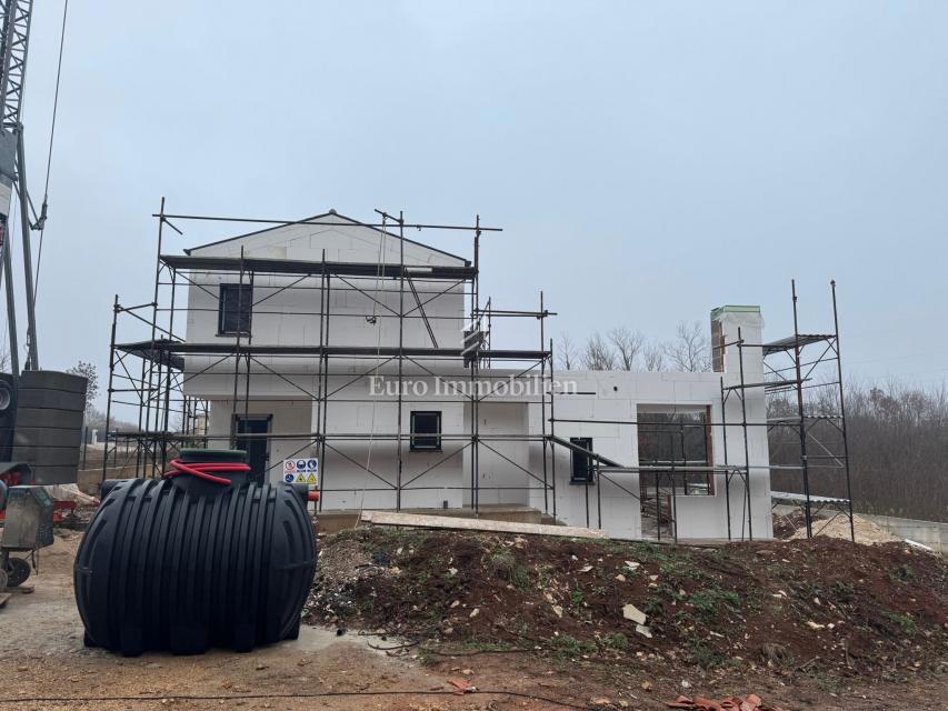 Istria - casa in costruzione con piscina