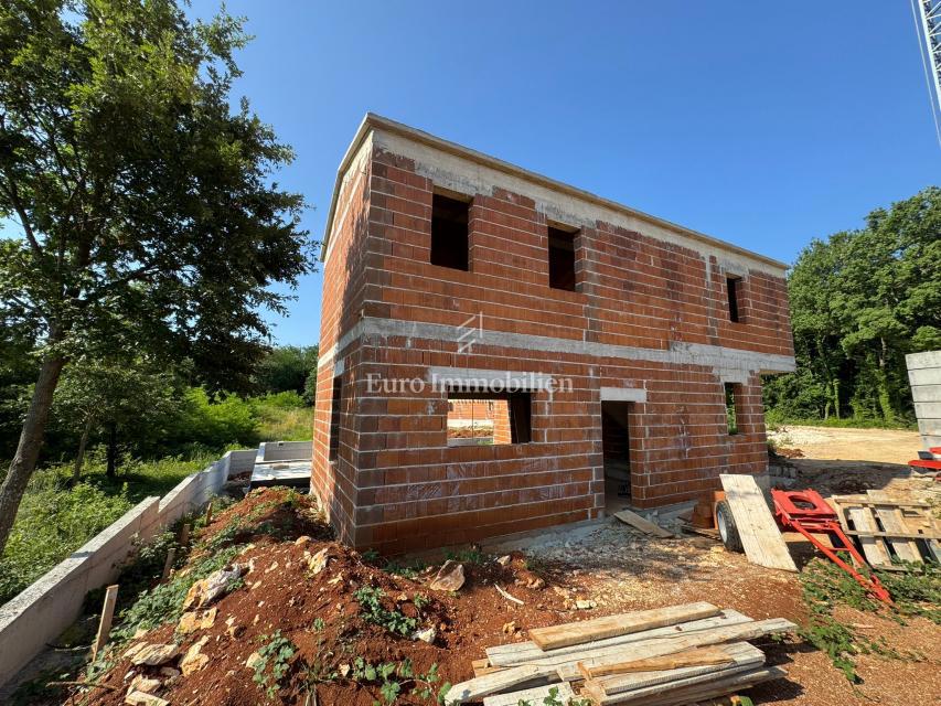 Istria - casa in costruzione con piscina