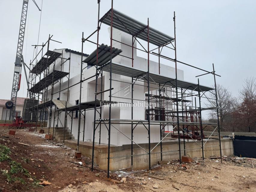 Istria - casa in costruzione con piscina