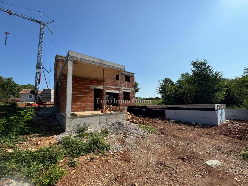 Istria - casa in costruzione con piscina