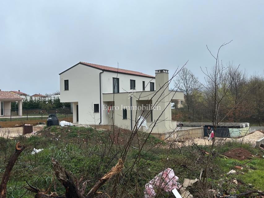 Istria - casa in costruzione con piscina