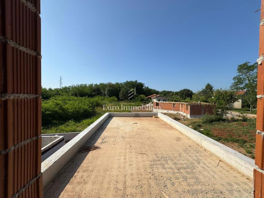 Istria - casa in costruzione con piscina